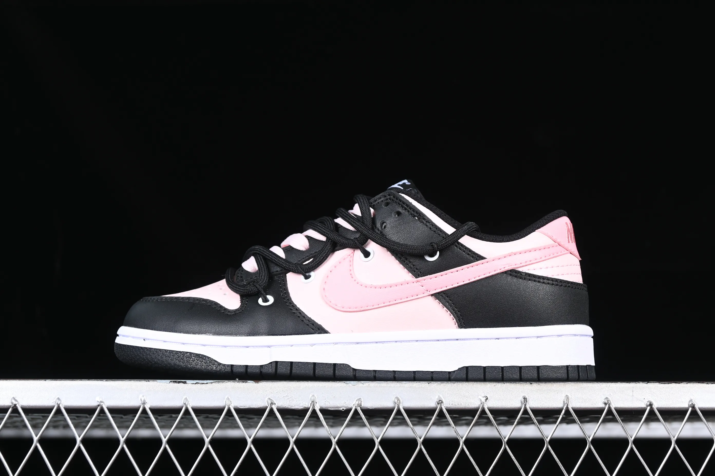 All Categories Nk SB Dunk Series Nk SB Dunk Low Low-top Sneakers Gift Box Nk Dunk Low Tokyo Raspberry Black Pink Customized Deconstructed Strap Casual Sneakers CW1590-100